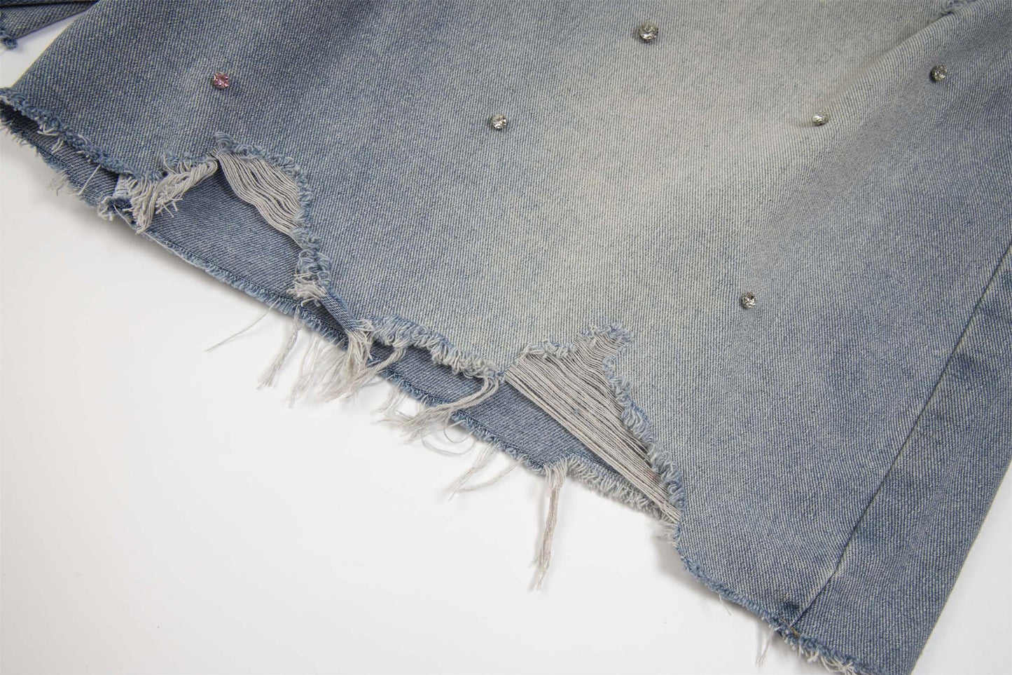 JEANSSHORTS MIT STRASS UND DESTROYED-LOOK