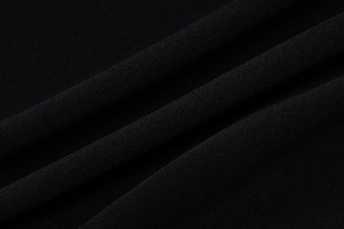 TRÄGERLOSES MIDIKLEID IN SCHWARZ MIT SCHLEIFE