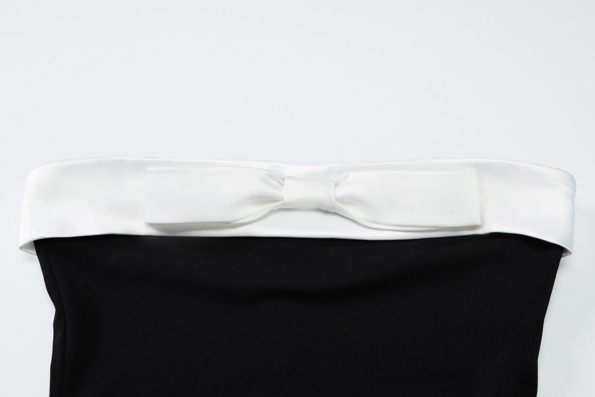 TRÄGERLOSES MIDIKLEID IN SCHWARZ MIT SCHLEIFE