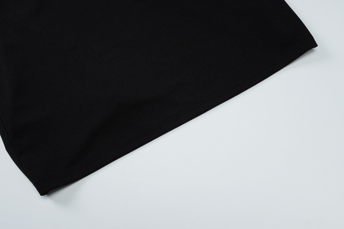 TRÄGERLOSES MIDIKLEID IN SCHWARZ MIT SCHLEIFE