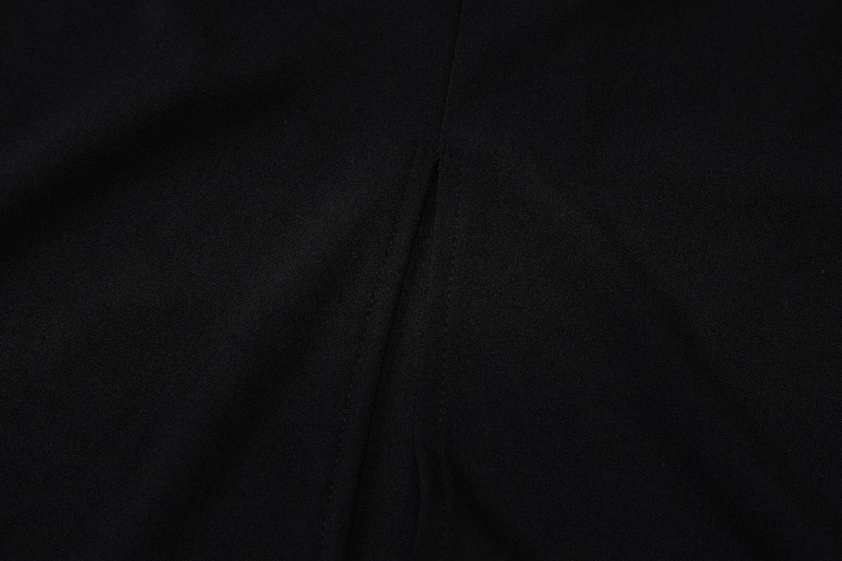 TRÄGERLOSES MIDIKLEID IN SCHWARZ MIT SCHLEIFE