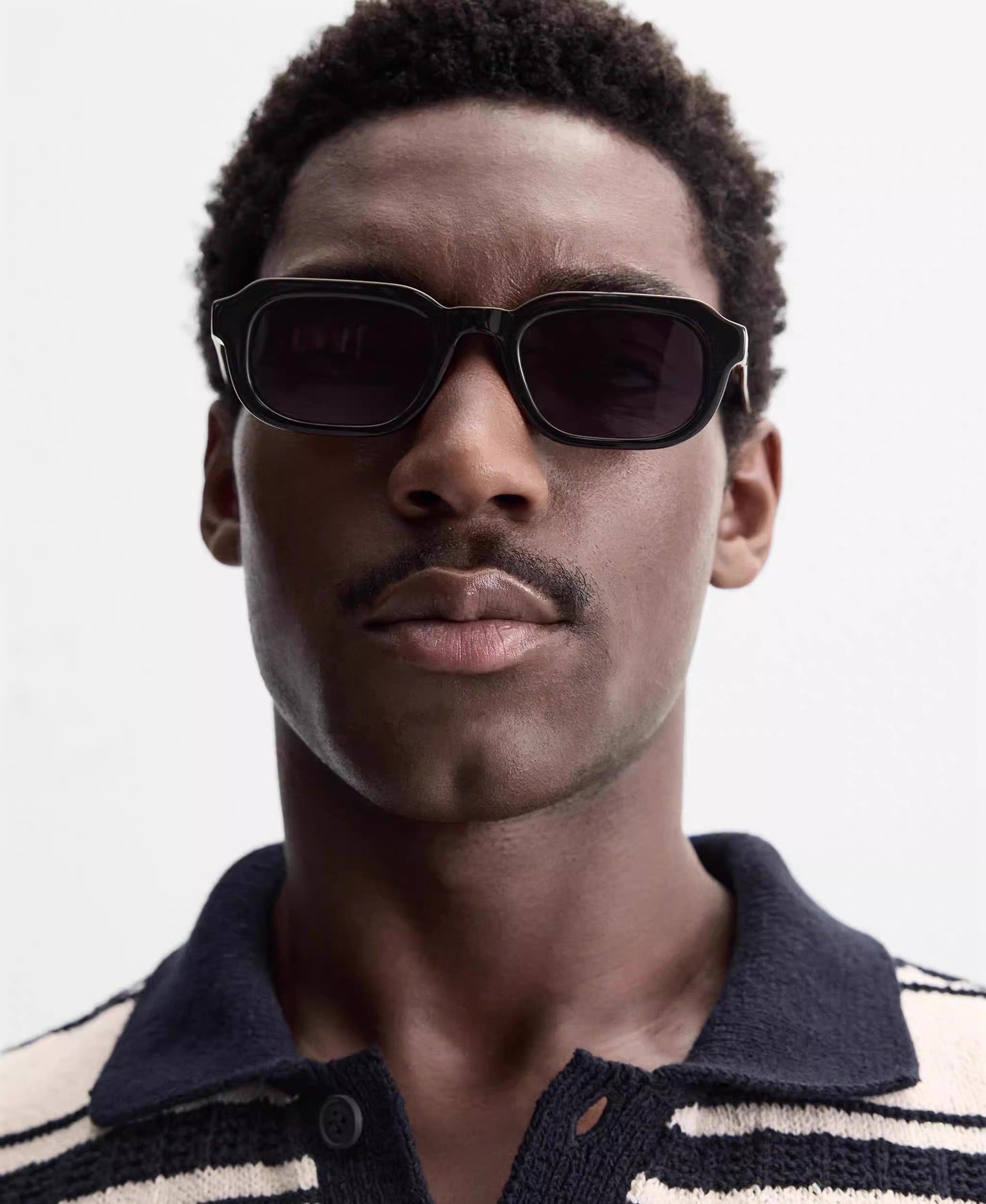 POLOSHIRT MIT STREIFENDESIGN