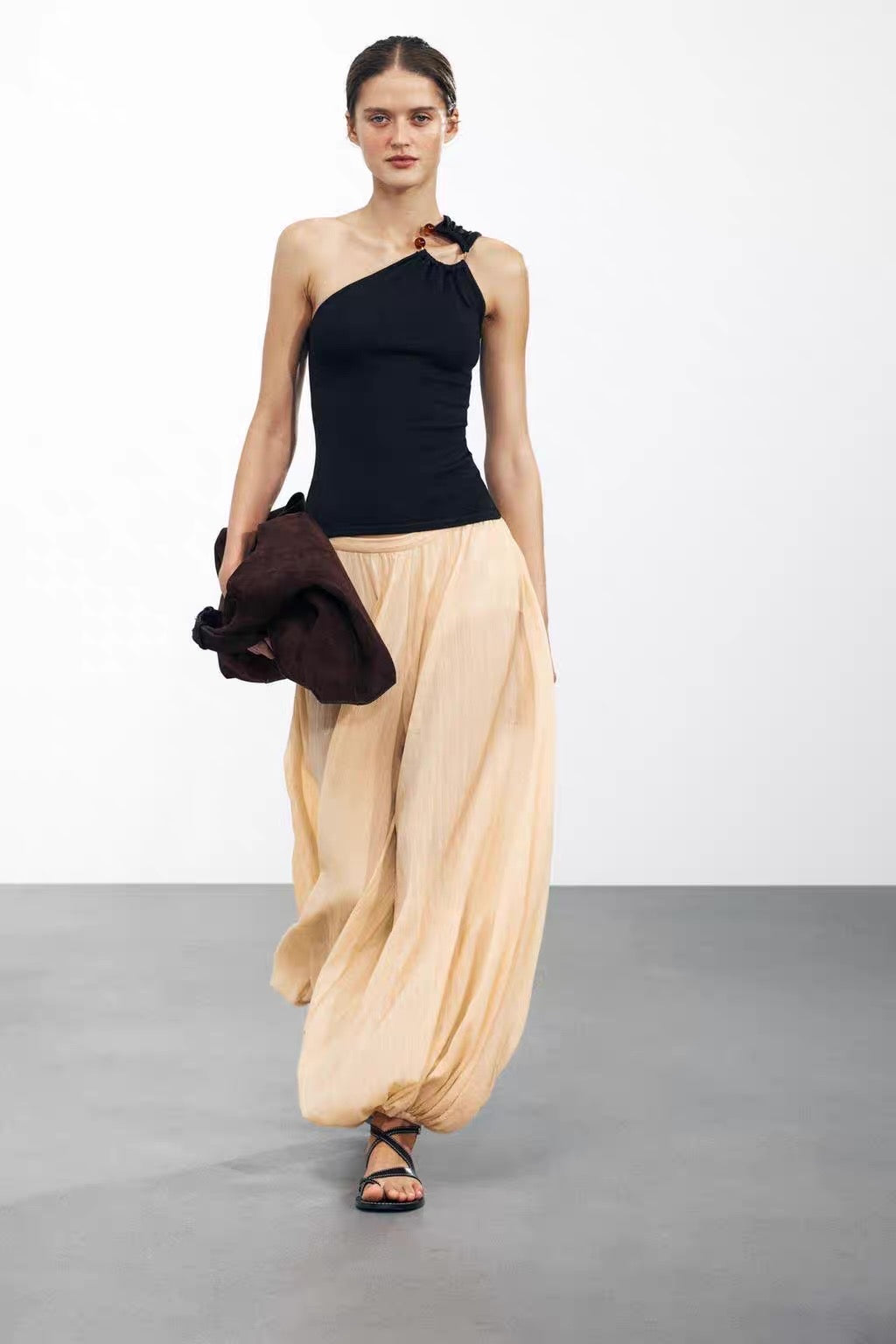 DESIGNER-STRICKOBERTEIL MIT DETAIL-APPLIKATION